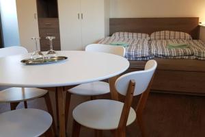 een kamer met een tafel en stoelen en een bed bij Suite with back garden in Karlsbad