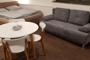 Zona de estar de Suite with back garden