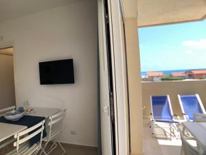 Televízia a/alebo spoločenská miestnosť v ubytovaní Vista Mare Apartment con parcheggio privato