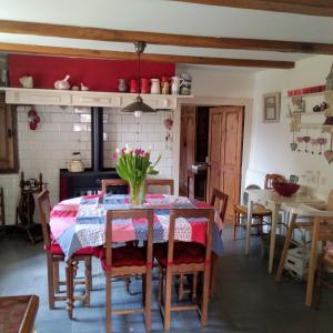 eine Küche mit einem Tisch und einer Blumenvase darauf in der Unterkunft LA CLOSERIE in Bouillon