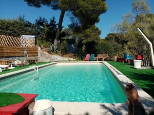 una piscina en un patio con un patio en palayson, en Le Muy