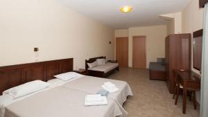 Postel nebo postele na pokoji v ubytování Anopoli Rooms