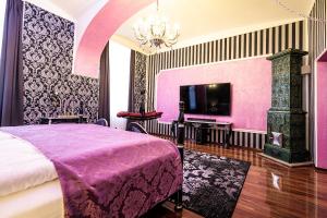 ein rosafarbenes Schlafzimmer mit einem Bett und einem TV in der Unterkunft Sophie´s Place - Love Edition in Wien