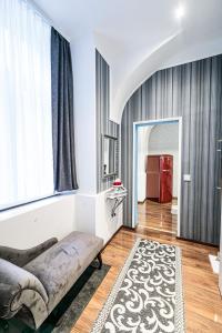 ein Schlafzimmer mit einem Bett und einem großen Fenster in der Unterkunft Sophie´s Place - Love Edition in Wien