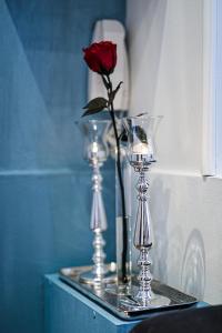 róża w wazonie na półce z dwoma świecami w obiekcie Sophie´s Place - Love Edition w Wiedniu +15 zdjęć