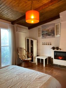 ein Schlafzimmer mit einem Bett und einem Kamin in der Unterkunft Casa Rustica in Olhão