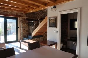 une salle à manger avec une table et un escalier dans l'établissement A Palleira de Lola, à Lugo