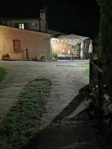 an outdoor patio at night with an umbrella at La Vecchia Camera in Montalcino