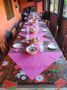 uma mesa longa com um guardanapo cor-de-rosa em Stella Sulcitana em Gonnesa