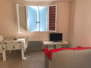 Μια τηλεόραση ή/και κέντρο ψυχαγωγίας στο Maisonnette El Puy +4 φωτογραφίες