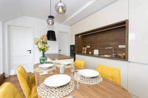 Kuchyňa alebo kuchynka v ubytovaní BL - The Penthouse, 24hr Self Check-in, 2 Bedrooms, Fireplace, AC, Panoramic View from main Balcony, 3-minute walk to City Center