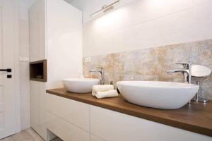 Kúpeľňa v ubytovaní BL - The Penthouse, 24hr Self Check-in, 2 Bedrooms, Fireplace, AC, Panoramic View from main Balcony, 3-minute walk to City Center