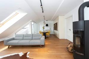 Posedenie v ubytovaní BL - The Penthouse, 24hr Self Check-in, 2 Bedrooms, Fireplace, AC, Panoramic View from main Balcony, 3-minute walk to City Center