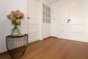 Fotografia z galérie ubytovania BL - The Penthouse, 24hr Self Check-in, 2 Bedrooms, Fireplace, AC, Panoramic View from main Balcony, 3-minute walk to City Center v Banskej Bystrici