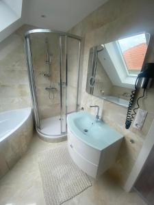 A bathroom at Einfamillienhaus Még 11 kép