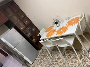 - une cuisine avec une table blanche et des oranges dans l'établissement City Comfort Rooms, à Larnaka