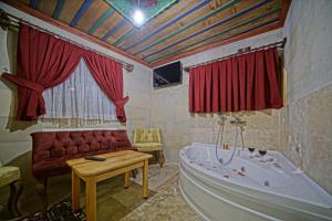 TV a/nebo společenská místnost v ubytování Cappa Cave Hotel + 37 fotografií
