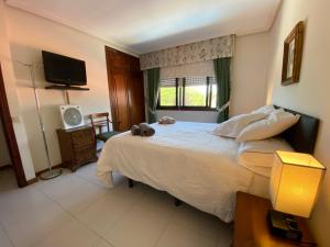 ビラガルシーア・デ・アロウサにあるRosaliaのベッドルーム(大型ベッド1台、テレビ付)