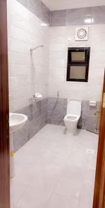 Ett badrum på Aseel Furnished Apartments