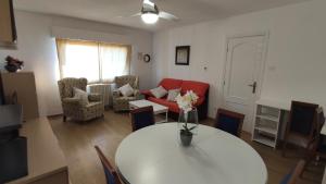sala de estar con mesa blanca y sillas en Apartamento Vacaciones Granada, en Granada