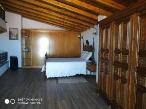 ein Schlafzimmer mit einem Bett und einer Holzdecke in der Unterkunft Retiro do Caçador in Reguengos de Monsaraz