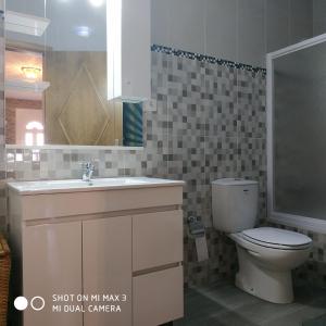 ein Badezimmer mit Toilette und Waschbecken in der Unterkunft Retiro do Caçador in Reguengos de Monsaraz