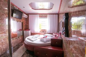 a bedroom with a bed and a large mirror at Motel Desejo in Porto Alegre