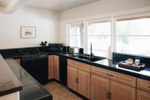 een keuken met een wastafel en een fornuis bij Cottage Inn & Spa in Sonoma
