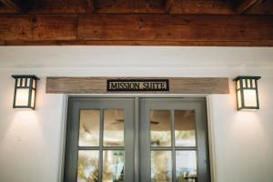 una entrada al museo con un cartel sobre una puerta en Cottage Inn & Spa, en Sonoma