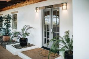 una puerta delantera de una casa blanca con plantas en Cottage Inn & Spa, en Sonoma