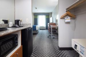 Kuchyň nebo kuchyňský kout v ubytování Best Western Inn & Suites San Mateo - San Francisco Airport