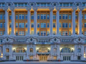 uma fachada de um edifício com colunas em Hyatt House Chicago Medical/University District em Chicago