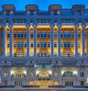 una fachada iluminada de un edificio con columnas en Hyatt Place Chicago Medical/University District, en Chicago