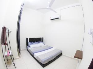 sypialnia z łóżkiem w białym pokoju w obiekcie AYNA Homestay 5 minutes to Marang Jetty w mieście Marang