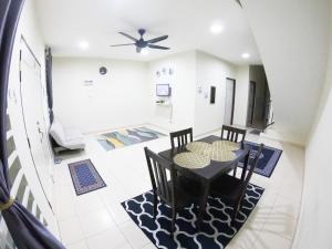 uma sala de jantar com uma mesa e cadeiras num quarto em AYNA Homestay 5 minutes to Marang Jetty em Marang