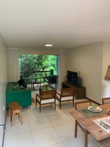 uma sala de estar com um sofá e uma mesa em Resort Villas do Pratagy em Maceió