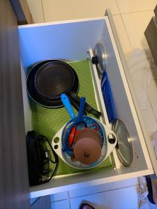 uma gaveta cheia de panelas, frigideiras e utensílios em Resort Villas do Pratagy em Maceió