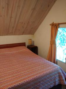 a bedroom with a bed and a window at Al Sur in La Paloma