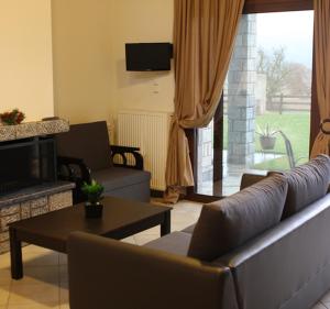 TV a/nebo společenská místnost v ubytování Lithos Villas