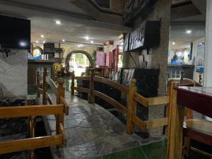 eine Bar mit einem Holzzaun in einem Raum in der Unterkunft Hotel Alameda Orizaba in Orizaba