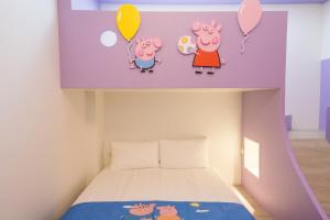 En eller flere senger på et rom på Kids Paradise