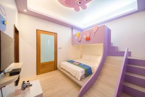 En eller flere senger på et rom på Kids Paradise