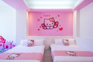 En eller flere senger på et rom på Kids Paradise