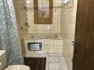 カマンドゥカイアにあるRecanto d'amoraのバスタブとトイレ付きのバスルーム +20枚の写真