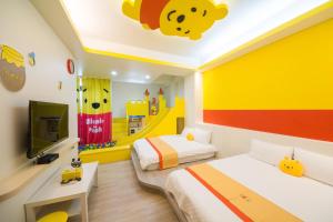 En eller flere senger på et rom på Kids Paradise