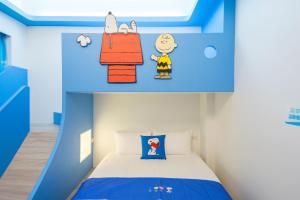En eller flere senger på et rom på Kids Paradise