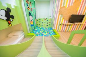 En TV eller et underholdningssystem på Kids Paradise