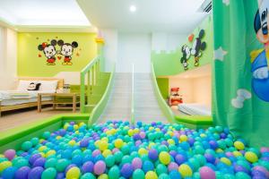 una gran pila de bolas en una habitación en Kids Paradise, en Wujie