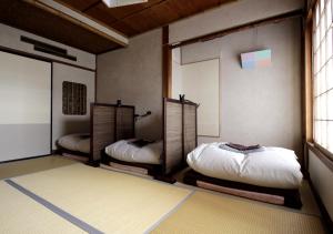 Een bed of bedden in een kamer bij Izumo guesthouse itoan