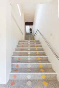een trap met kleurrijke tegels op de trap bij Sea Hills Resort in Patong Beach